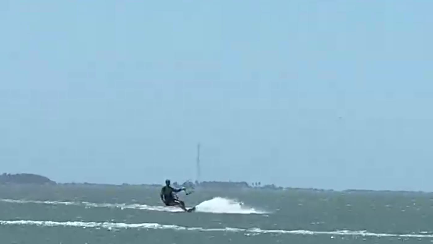 Kitesurfing across the lagoon, building speed