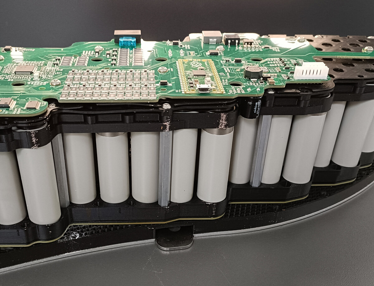 Magnetic Cell Cluster battery module